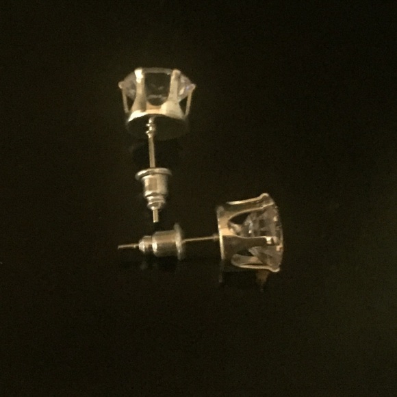 B3G1 NWOT Crystal Stud Earrings - Picture 4 of 4